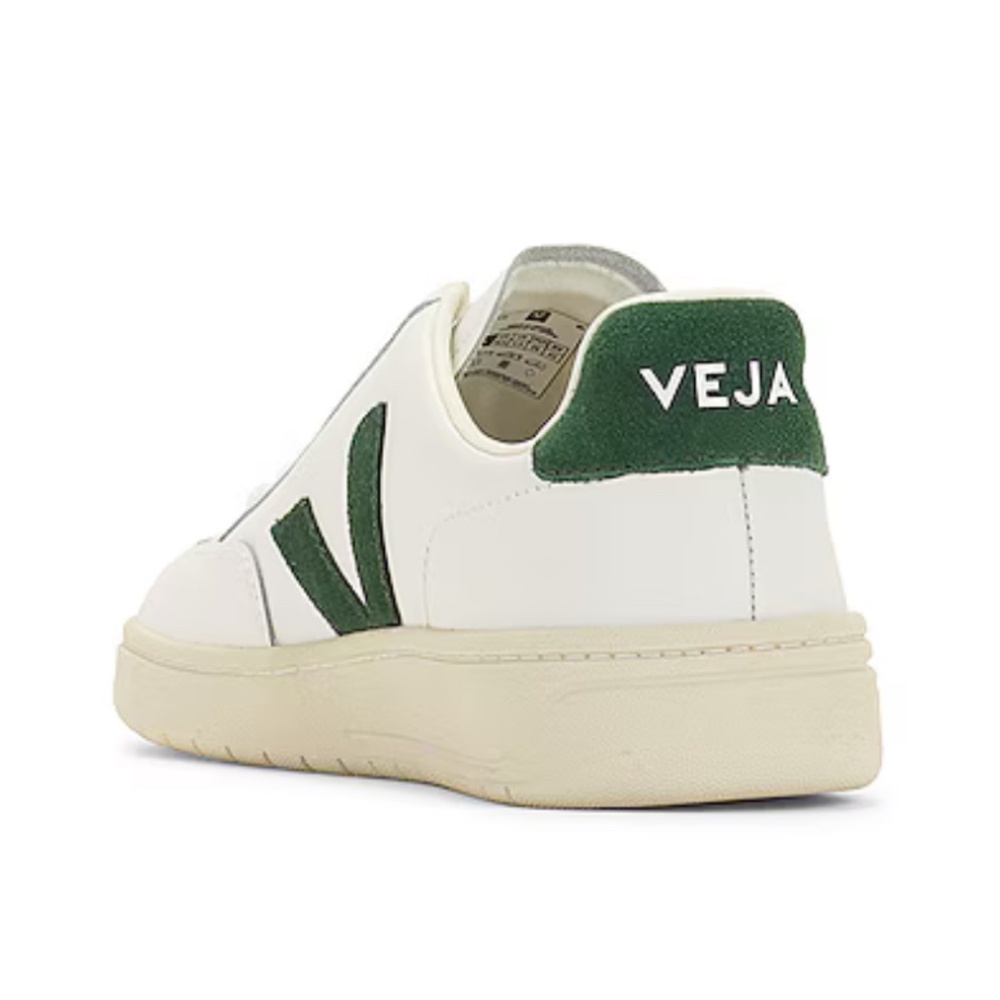 Veja V-12 in Extra-White Cyprus